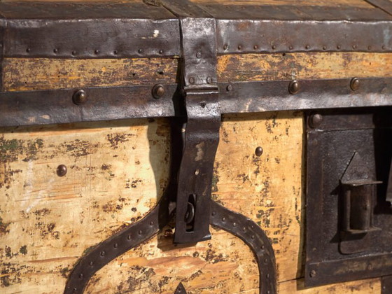 Antique iron-bound chest in pine wood – Central Europe, circa 1870 – Storage cabinet, Brass, Rustic (photo 27 of 40)