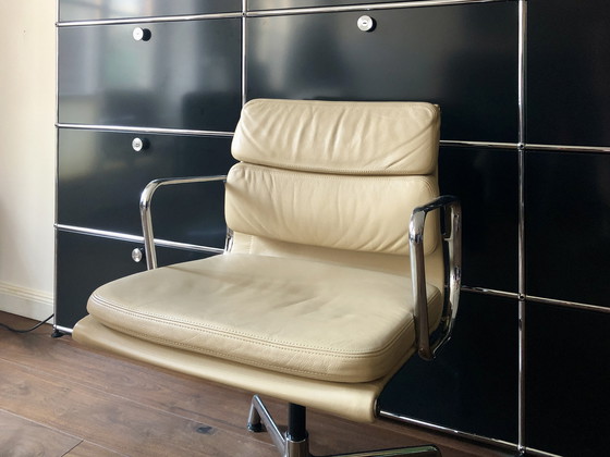 Image 1 of 4 sillas de conferencia giratorias Vitra Eames Soft Pad Chair EA 208