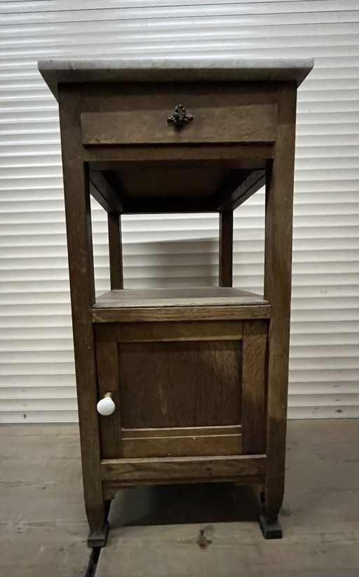 Beautiful antique French bedside table with a marble top. Height: 82cm. Top 40x40cm. – nachtkastjes, Wood