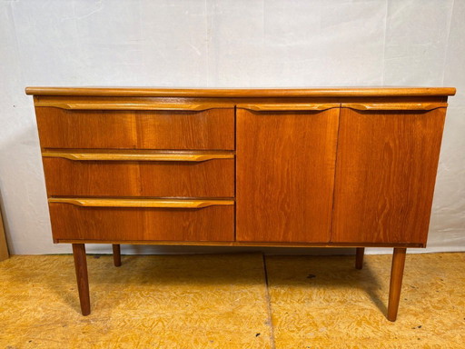 Mid-Century Retro Vintage Teakhouten Dressoir van Sakol uit 1960. Deens design, Brits vakmanschap, tijdloze opbergruimte.