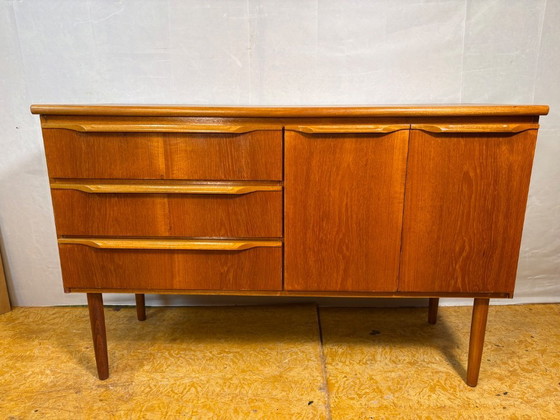 Image 1 of Mid-Century Retro Vintage Teakhouten Dressoir van Sakol uit 1960. Deens design, Brits vakmanschap, tijdloze opbergruimte.