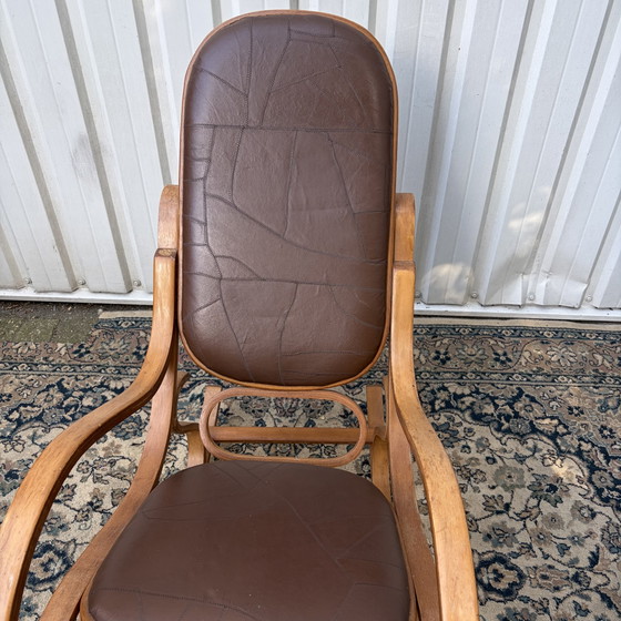 Mecedora estilo Thonet de mediados de siglo – Leather, Wood (photo 3 of 6)