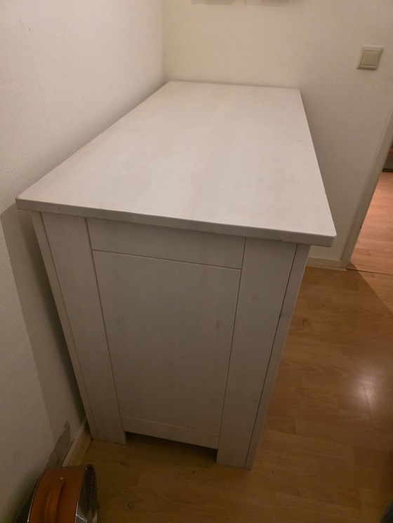 Image 1 of Commode Bopita Dido, trois tiroirs, pin massif, finition blanchie