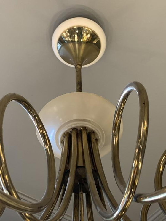Lampadario 'Hunting Trumpets' a 10 bracci in ottone dorato e metallo laccato bianco di Stilnovo, anni '50 (photo 5 of 9)