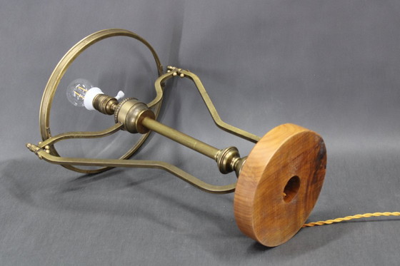 Image 1 of Lampe de table en laiton restaurée des années 1930 avec base en bois et abat-jour en verre