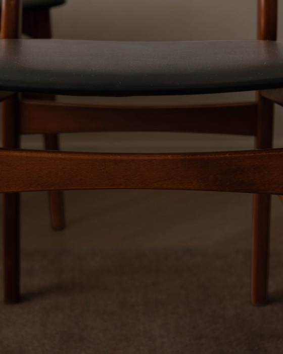 Image 1 of Ensemble de 6 chaises de salle à manger danoises style milieu du siècle · Teck et Skai noir