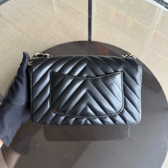 Image 1 of Chanel Classic Flap Mini - Chevron Lamsleer Zwart Goudkleurige Hardware Serie 26