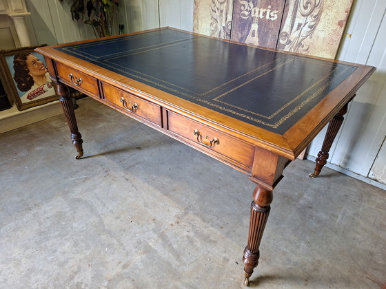 Image 1 of Scrittoio classico inglese, scrivania partner, bifacciale con leggeri segni d'uso dovuti all'età, dimensioni 160x90cm e altezza 