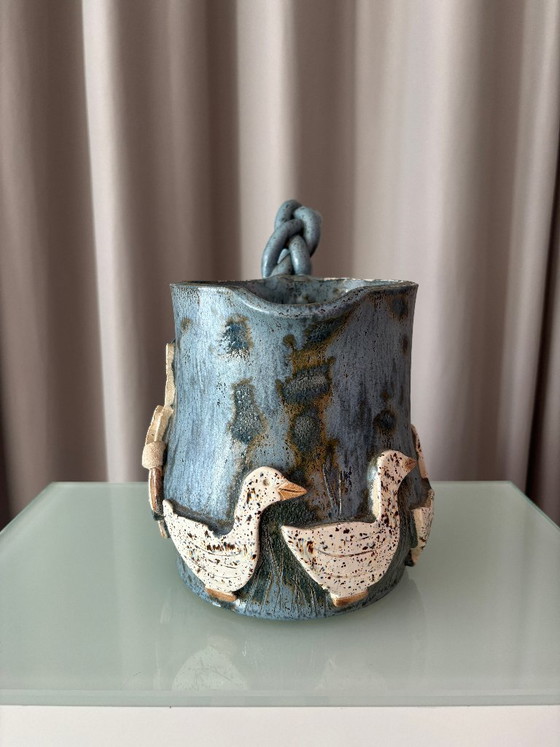 Keramische kan met gevlochten handvat en reliëffiguren, Decoratieve objecten, Keramiek, Blauw, Rustic (foto 2 van 11)