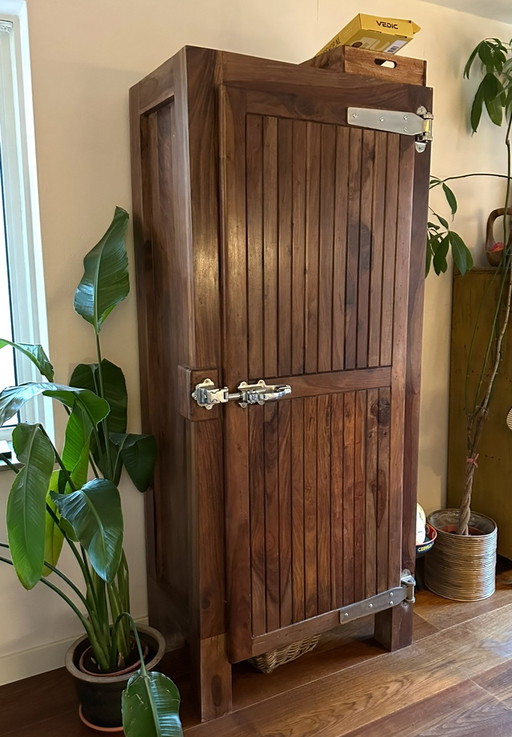 Design kast van massief walnut - repro koelkastmodel