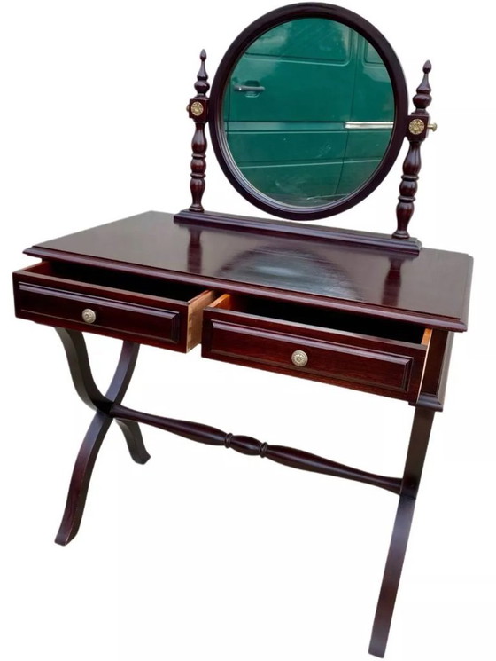 Image 1 of Tocador de madera maciza de estilo tradicional con dos cajones.