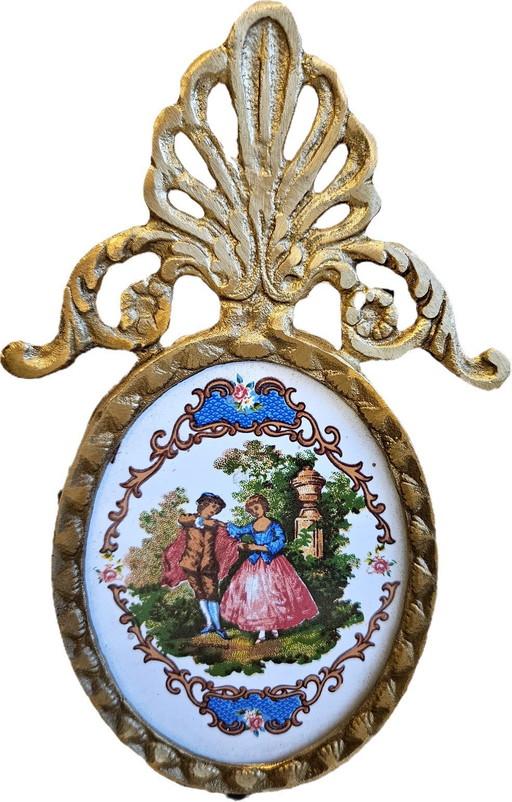 Cuadro de porcelana victoriano vintage pintado a mano con marco de latón y corona de Egipto.