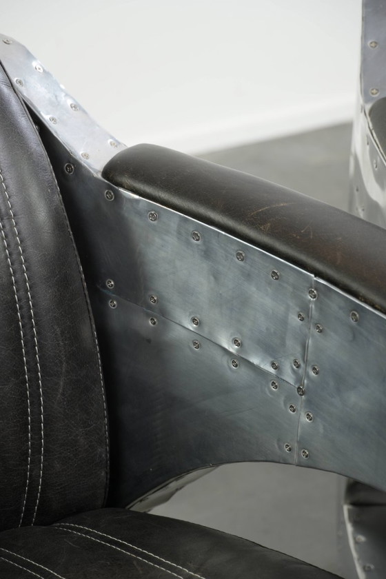 Image 1 of 2x robuste, industrietaugliche Sessel im Aviator-Design aus schwarzem Rindsleder mit Aluminiumverzierungen und Nieten