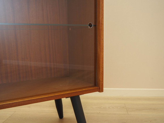 Vitrina danesa con puertas correderas de cristal, chapa de caoba, década de 1970. – Wood (photo 14 of 15)