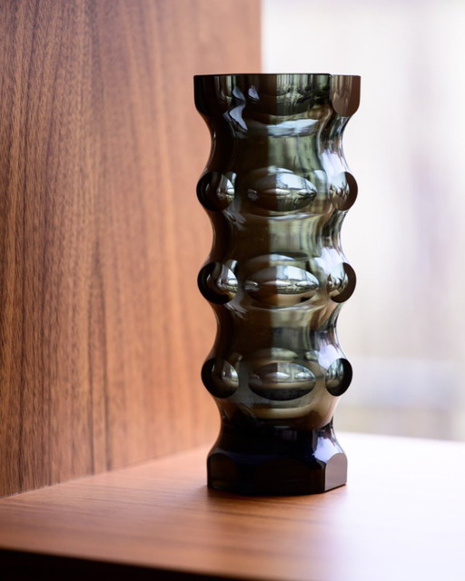 Geometrischer Brutalismus in handgeschliffener Glasvase aus einem ostdeutschen Atelier, ca. 1970er Jahre, DDR