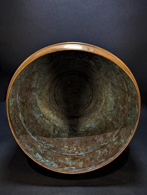 Maceta grande de latón del siglo XIX – Brass (photo 6 of 7)