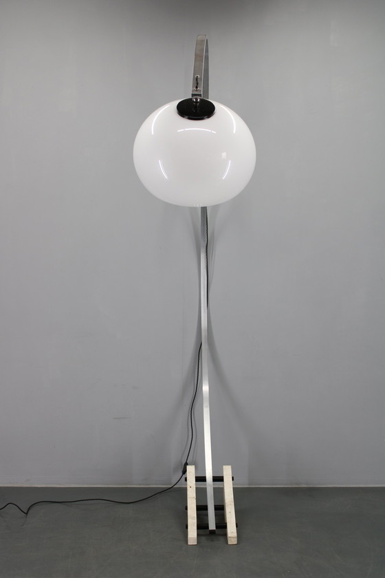 Image 1 of 1970er Harvey Guzzini Bogenförmige verstellbare Stehleuchte, Italien