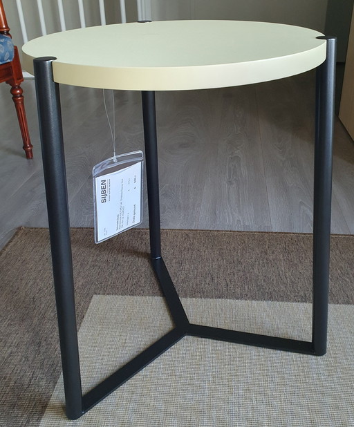 Mesa auxiliar Leolux, nueva.