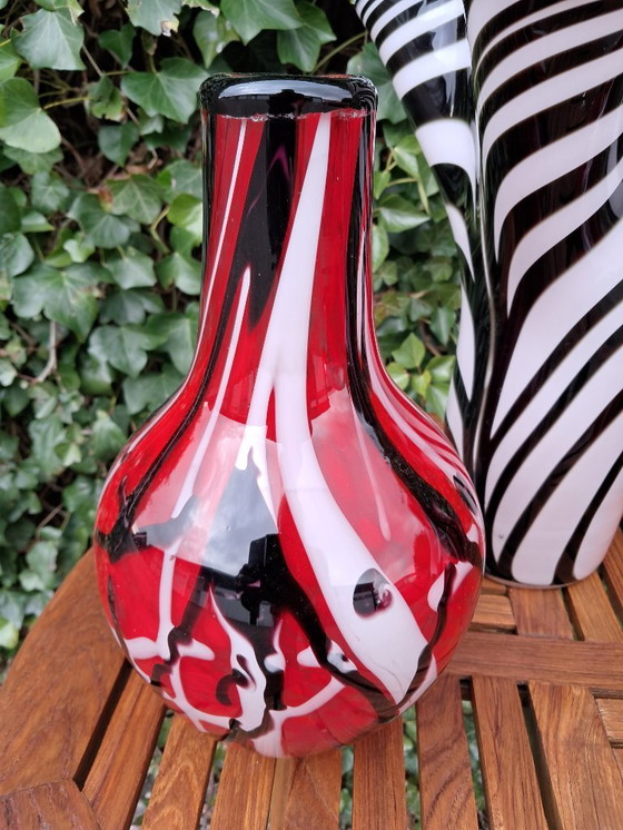 Image 1 of 2 Jarrones soplados a boca Rojo/Negro/Blanco