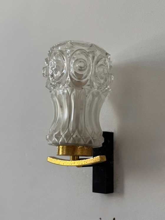 Een paar vintage wandlampen van matzwart metaal, messing en geperst glas, Frankrijk, 1950. (photo 5 of 6)