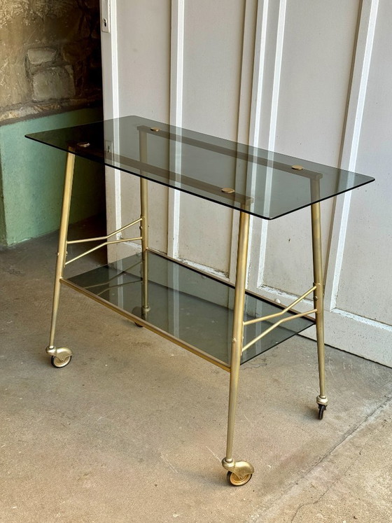 Image 1 of Carrello di servizio a due livelli in vetro fumé e metallo dorato