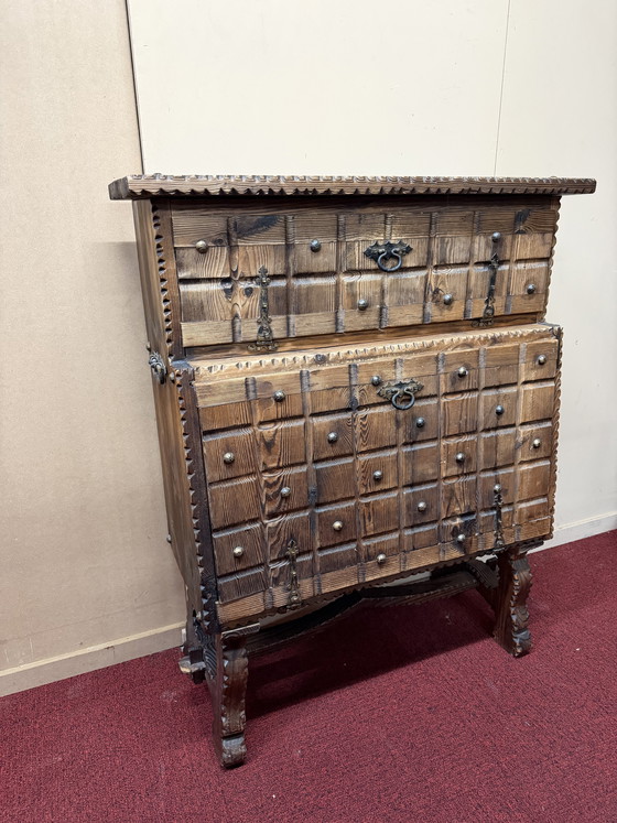 Image 1 of Armoire rustique en bois sculpté à la main avec détails en fer forgé