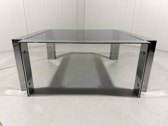 Image 1 of Mesa de centro baja italiana de cromo y cristal ahumado de los años 60.
