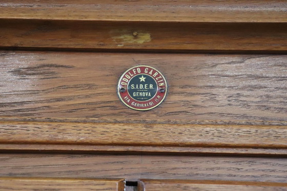 Image 1 of Archiefkast met 18 laden en luikdeur in eikenhout, Italië jaren 20