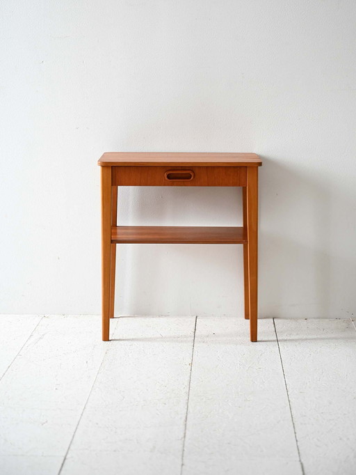 Table de nuit scandinave vintage en teck avec étagère et poignée sculptée