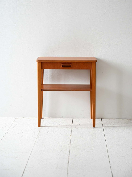 Image 1 of Table de nuit scandinave vintage en teck avec étagère et poignée sculptée