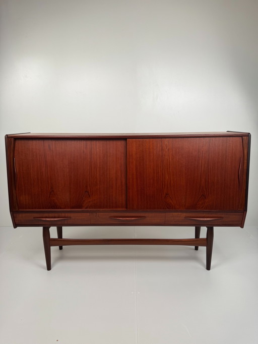Danish Teak Sideboard – Mid-Century Modern Elegance 