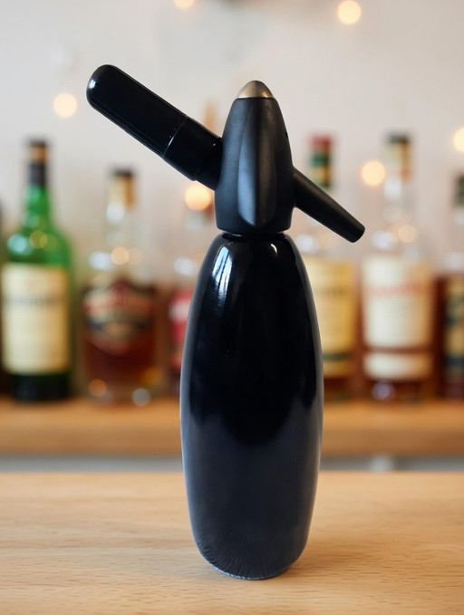 Mooie Zwarte ISI Soda Syphon voor de vintage bar 