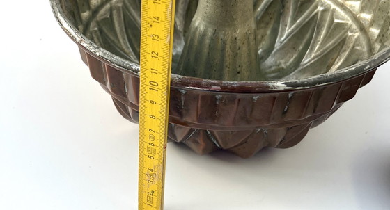 Image 1 of Collection de moules à pâtisserie anciens en cuivre – gâteau Bundt, poisson et homard – datant du début du XXe siècle.