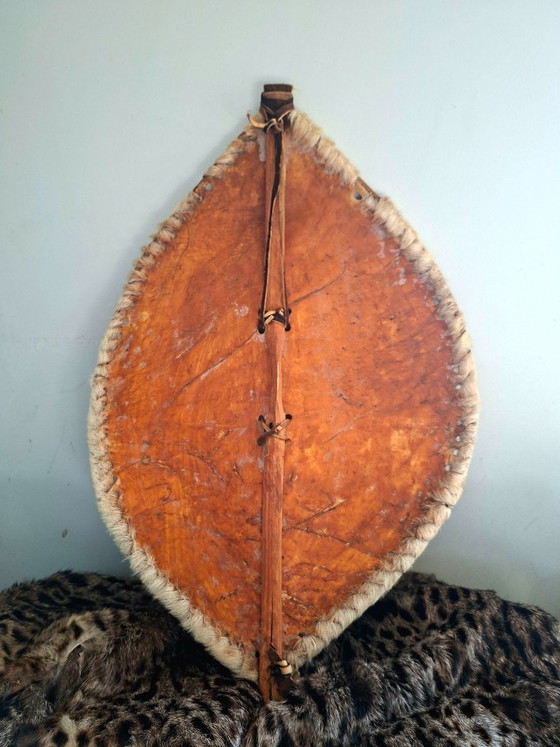 Image 1 of Afrikaanse tribale kunst: Maasai-schild en Pende-ritueelfiguur - Decoratie