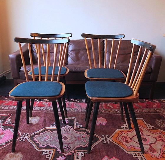 Set van 4 eetkamerstoelen in mid-century stijl met uitlopende poten en marineblauwe zittingen. – Textile (photo 3 of 11)