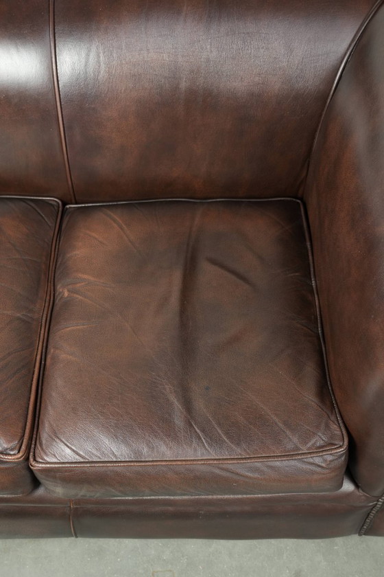 Lussuoso divano Chesterfield in morbida pelle bovina marrone, dal look inglese senza tempo. – Divani 2 posti (photo 7 of 16)