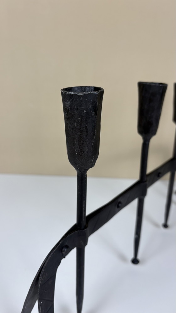 Vintage Grote Zwart Metalen Brutalist Gehamerde Tafel Kandelaar Voor 4 Diner Kaarsen – Kandelaars en kaarsen (photo 3 of 12)