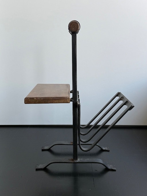 Portariviste brutalista in ferro battuto con ripiano, anni '50 – tijdschriftenrek, Iron, Wood (photo 2 of 11)