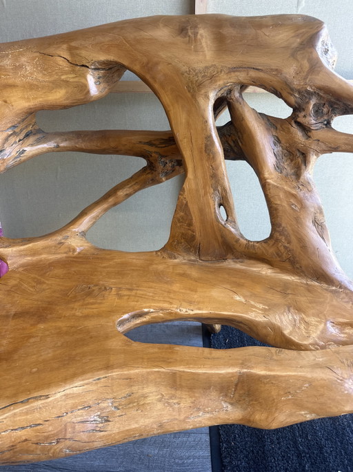 Een tweezitsbank gemaakt van één stuk hout