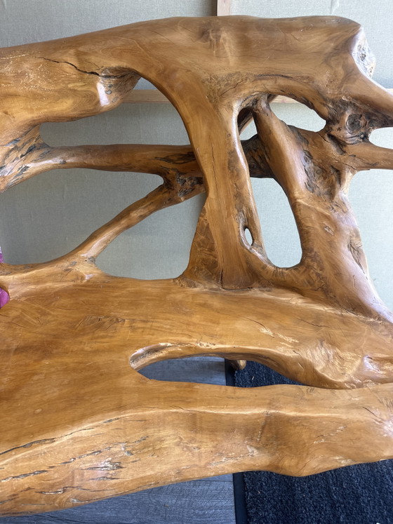 Image 1 of Een tweezitsbank gemaakt van één stuk hout