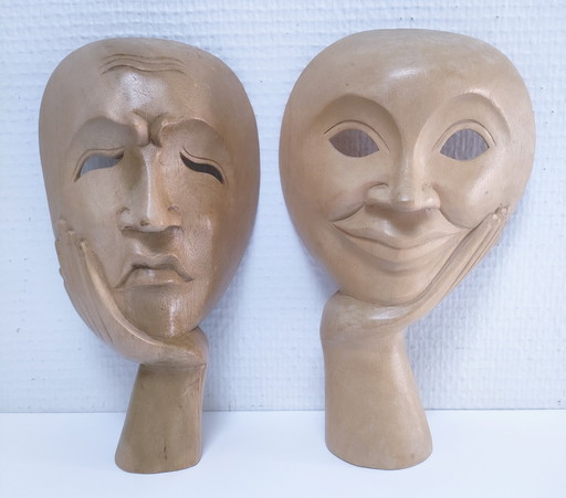 Twee Aziatische gesneden houten theatrale maskers