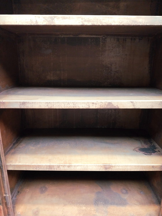 Image 1 of Vecchio mobiletto in metallo a due ante 77*43,5*118