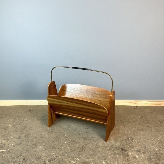 Image 1 of Vintage krantenrek, walnoothout met messing, jaren 60