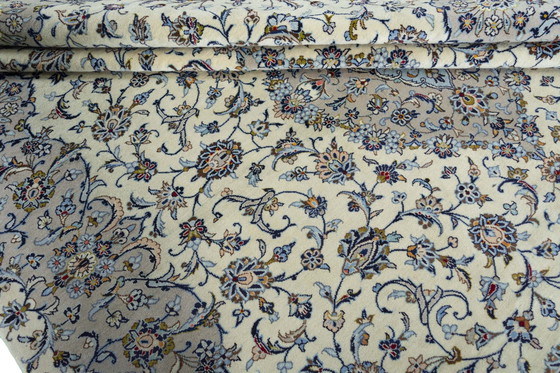 Image 1 of Handgeknoopt Perzisch tapijt Kashan kurk - 350 x 248 cm - Fijn & edel met bloemmotieven