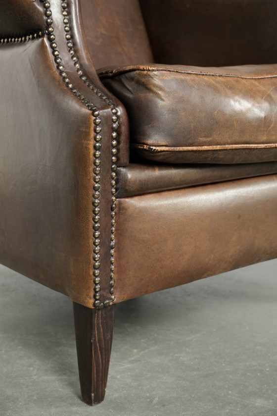 Image 1 of Grote karaktervolle schapenleren oorfauteuil met mooie warme kleuren en een prachtig patina in Engelse stijl