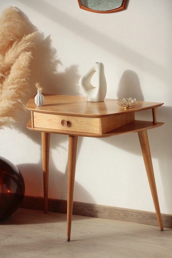 Image 1 of Massief eikenhouten consoletafel met driepootframe – Vintage & gerestaureerd