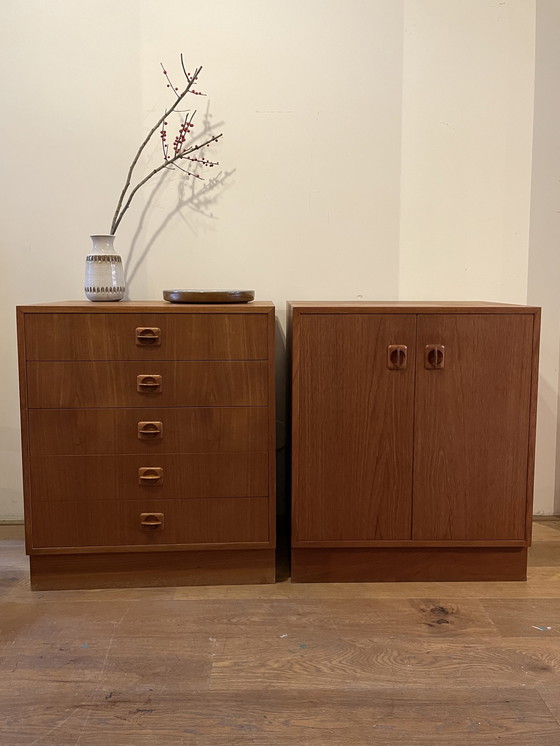 Image 1 of Twee vintage kastjes eikenfineer uit Denemarken vintage ladekast en kastje met deuren 