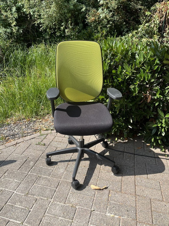 Giroflex 353 - Office Chair 2nd Hand With Netweave Back, Chair 6 – Textile (photo 4 of 5)