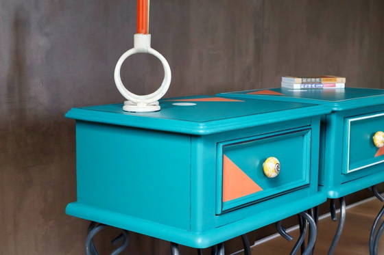 Image 1 of Memphis Twins – comodini postmoderni nei colori verde acqua e arancione toscano.