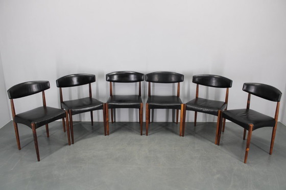 Image 1 of    	 1960er Satz von sechs hölzernen Esszimmerstühlen mit schwarzem Kunstlederbezug, Dänemark